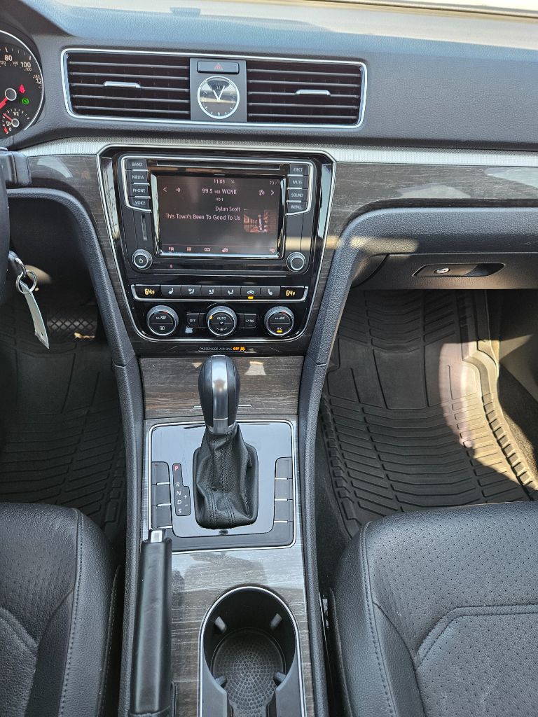 2016 Volkswagen Passat SE photo