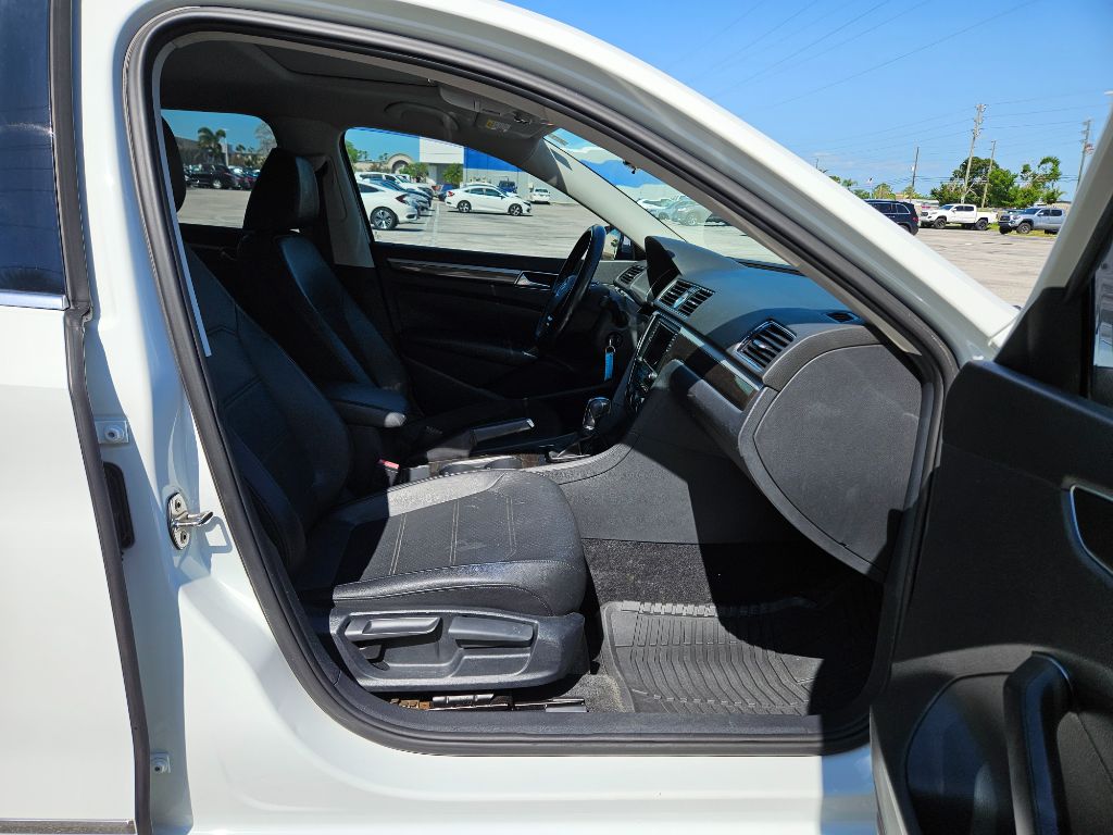 2016 Volkswagen Passat SE photo