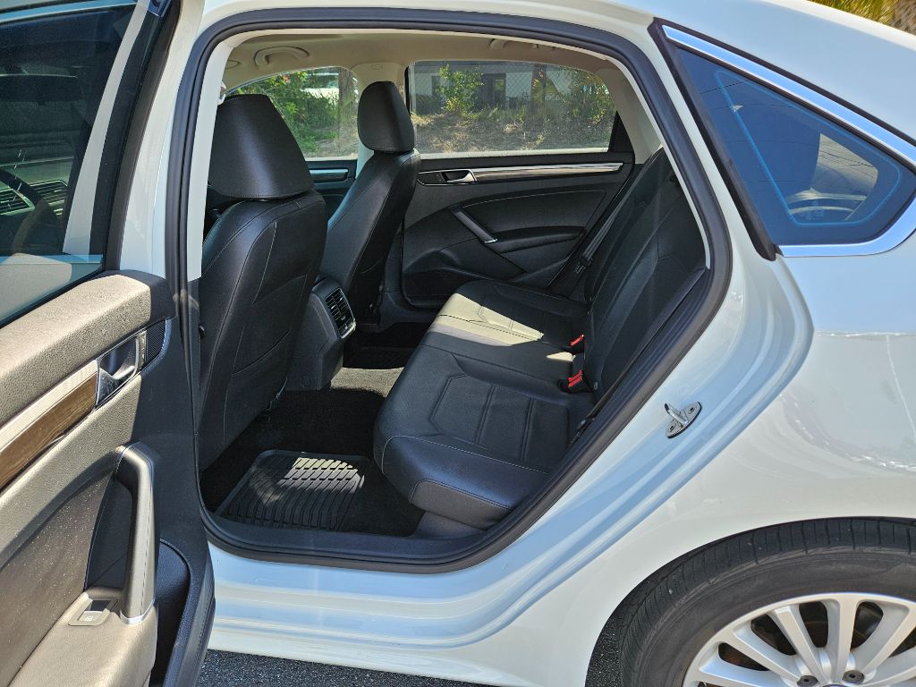 2016 Volkswagen Passat SE photo