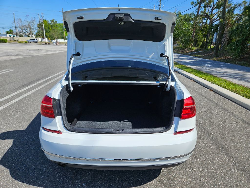2016 Volkswagen Passat SE photo