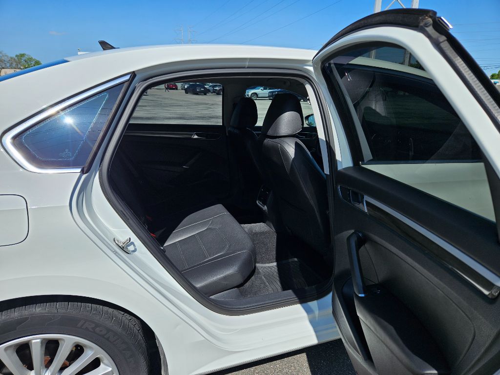 2016 Volkswagen Passat SE photo