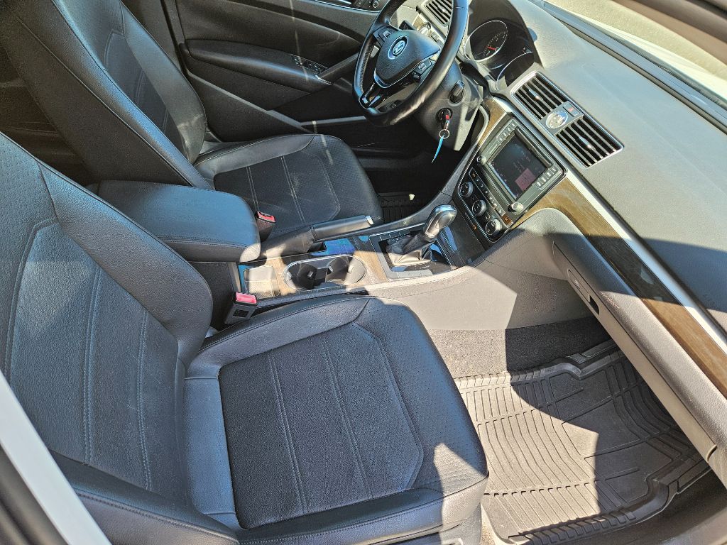 2016 Volkswagen Passat SE photo