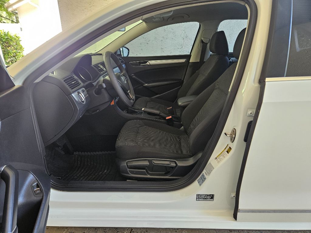 2016 Volkswagen Passat R-Line photo