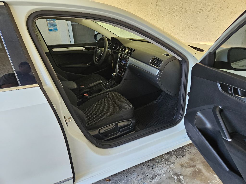 2016 Volkswagen Passat R-Line photo