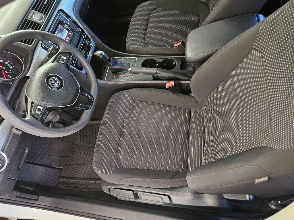 2016 Volkswagen Passat R-Line photo