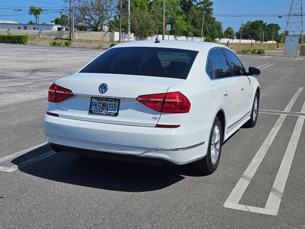 2016 Volkswagen Passat R-Line photo