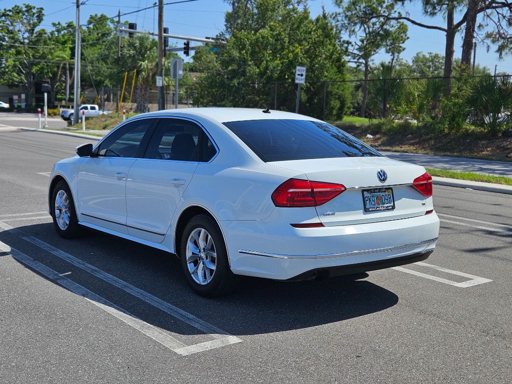 2016 Volkswagen Passat R-Line photo