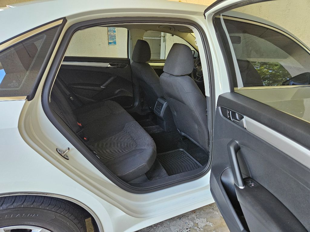 2016 Volkswagen Passat R-Line photo