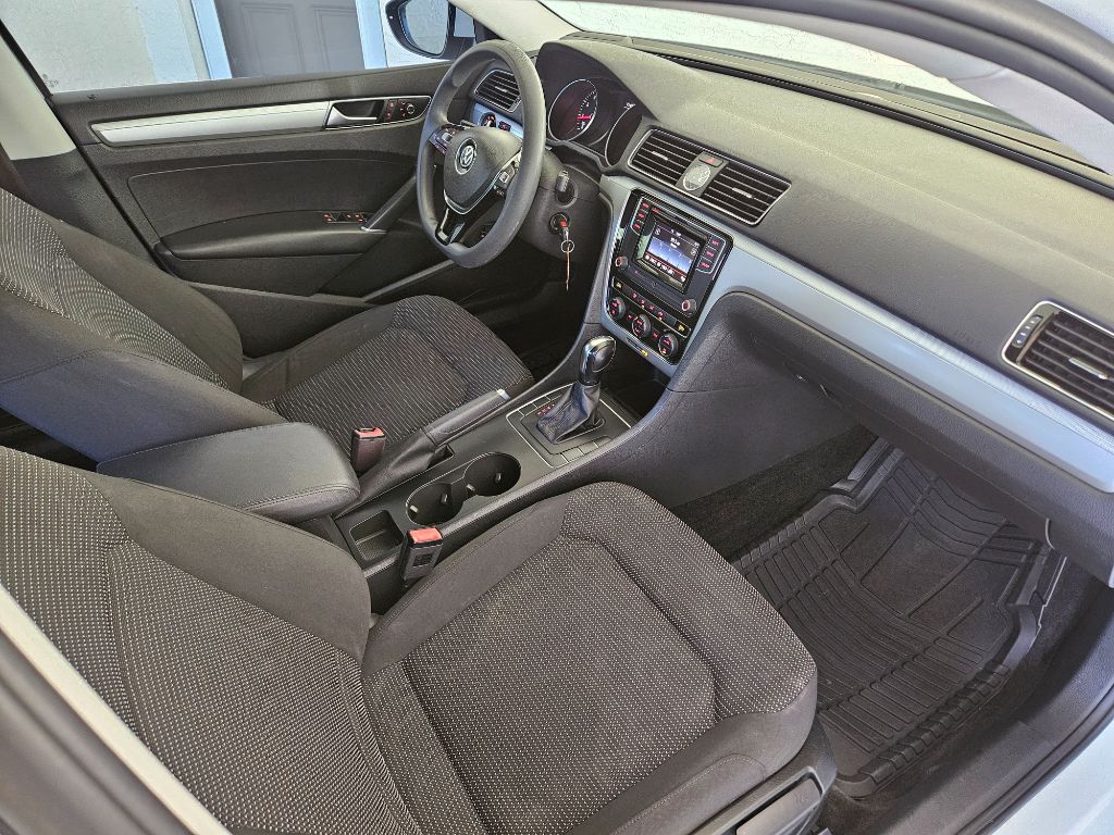 2016 Volkswagen Passat R-Line photo