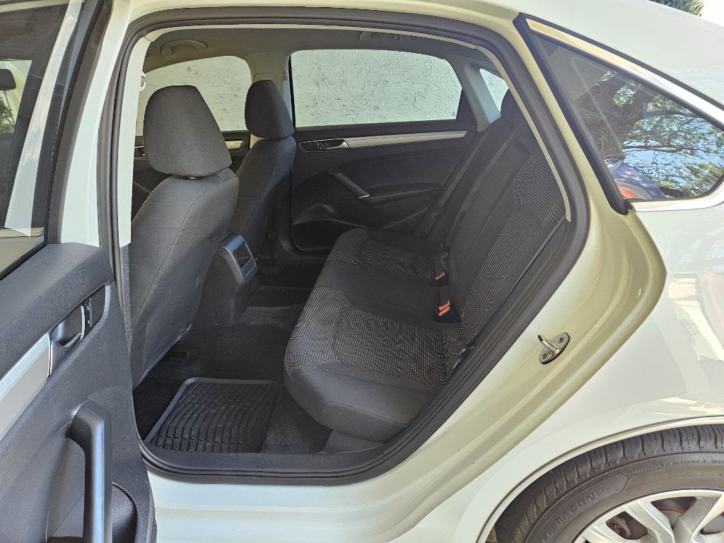 2016 Volkswagen Passat R-Line photo