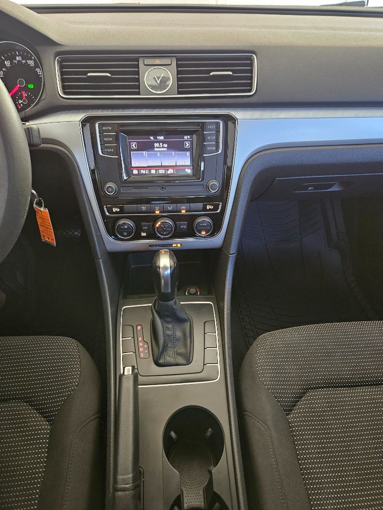 2016 Volkswagen Passat R-Line photo