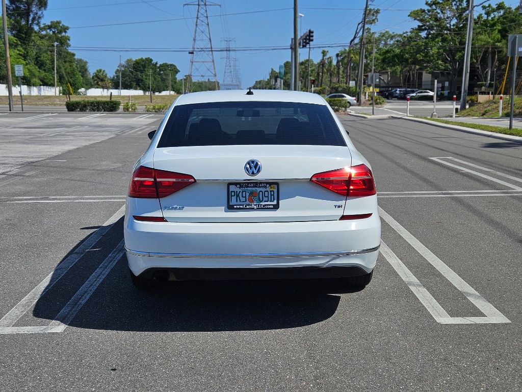 2016 Volkswagen Passat R-Line photo