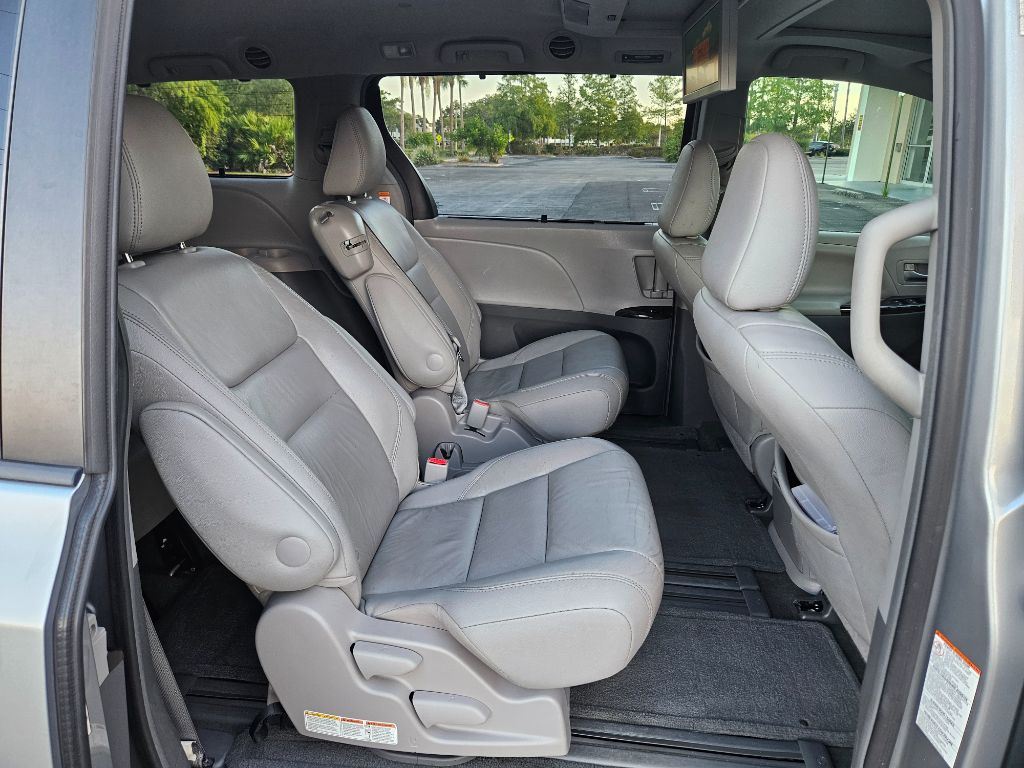 2015 Toyota Sienna - $10,600