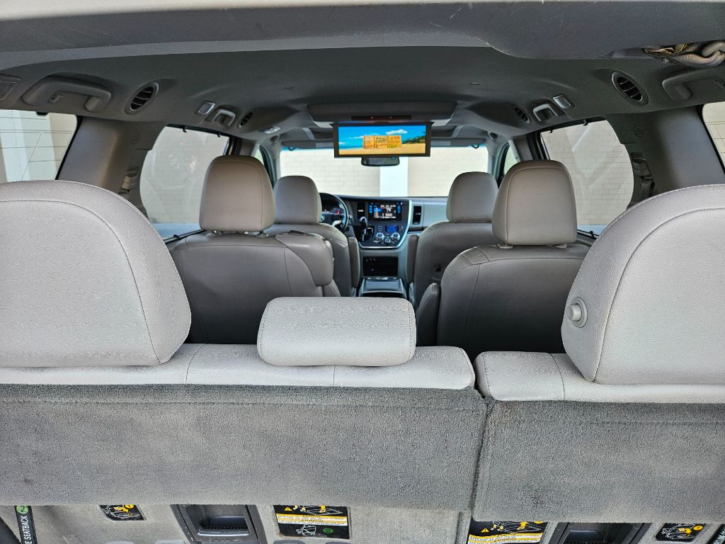 2015 Toyota Sienna - $10,600
