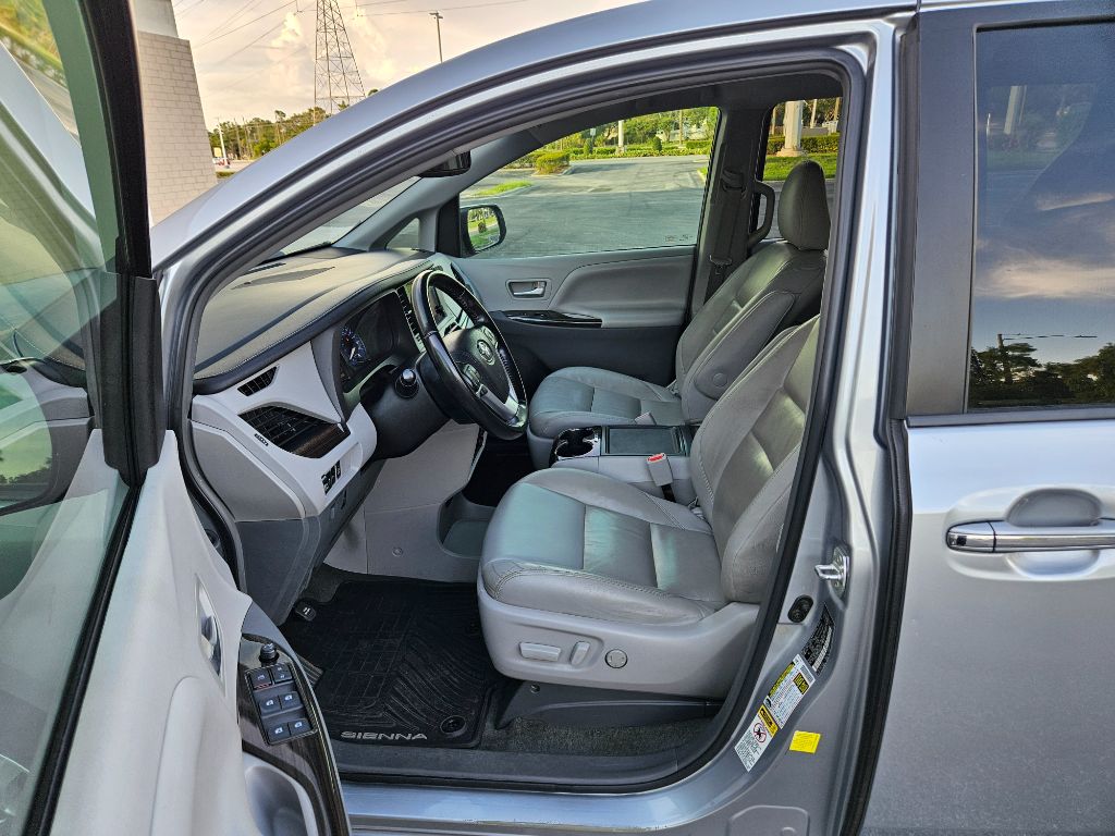 2015 Toyota Sienna - $10,600
