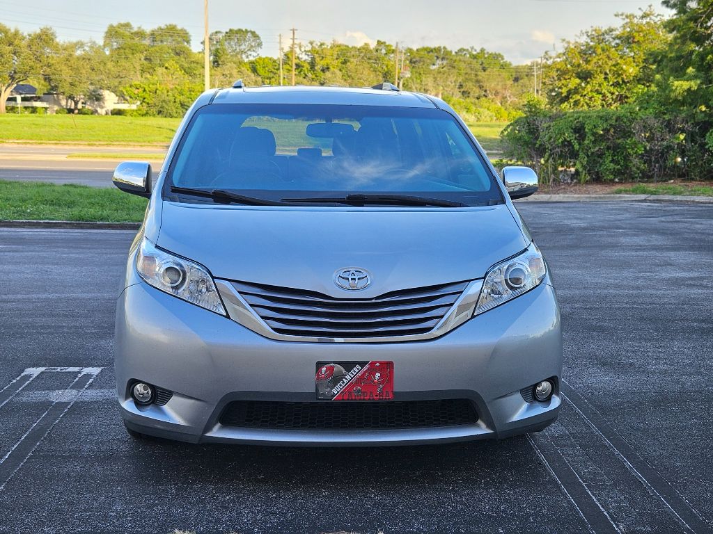 2015 Toyota Sienna - $10,600