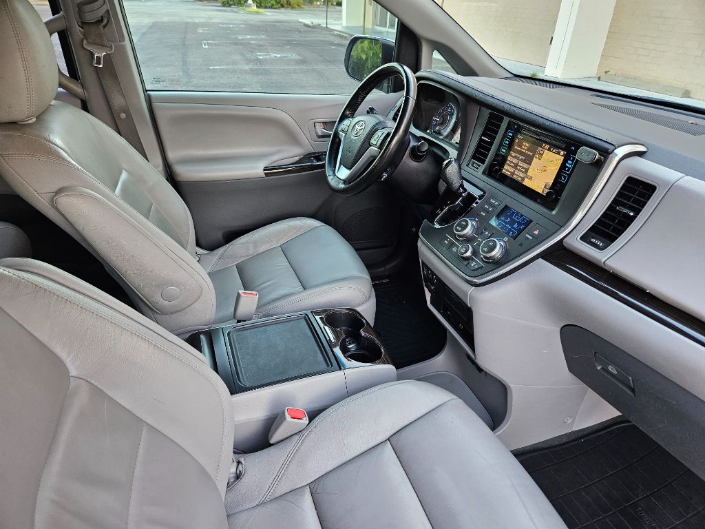 2015 Toyota Sienna - $10,600