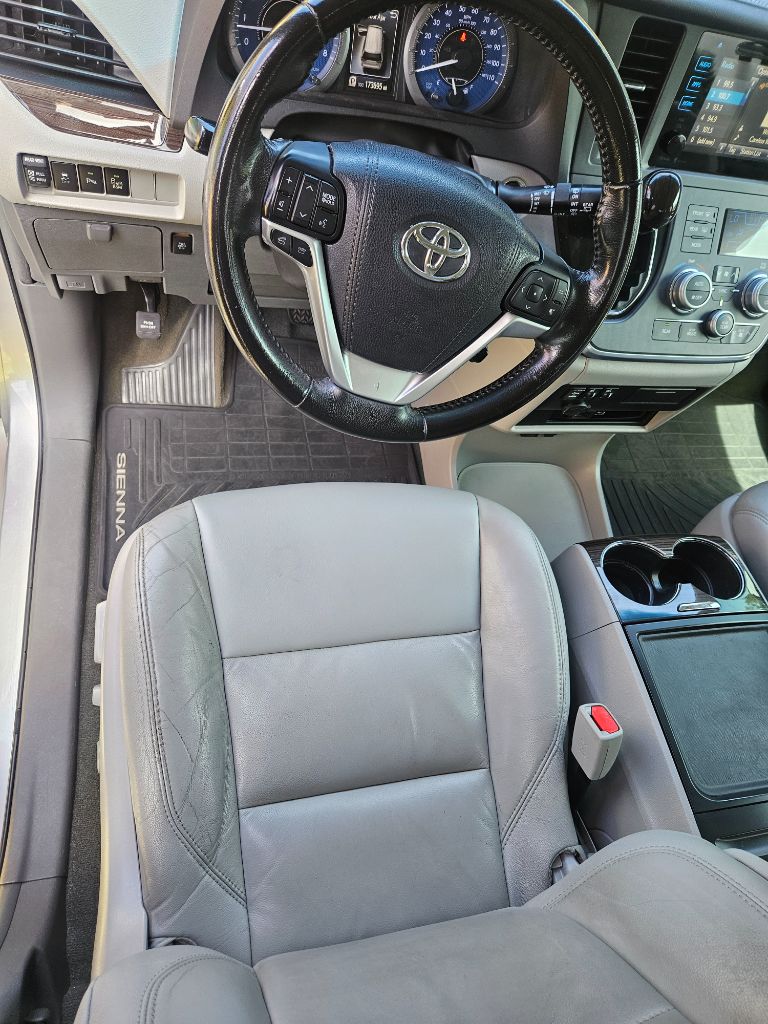 2015 Toyota Sienna - $10,600