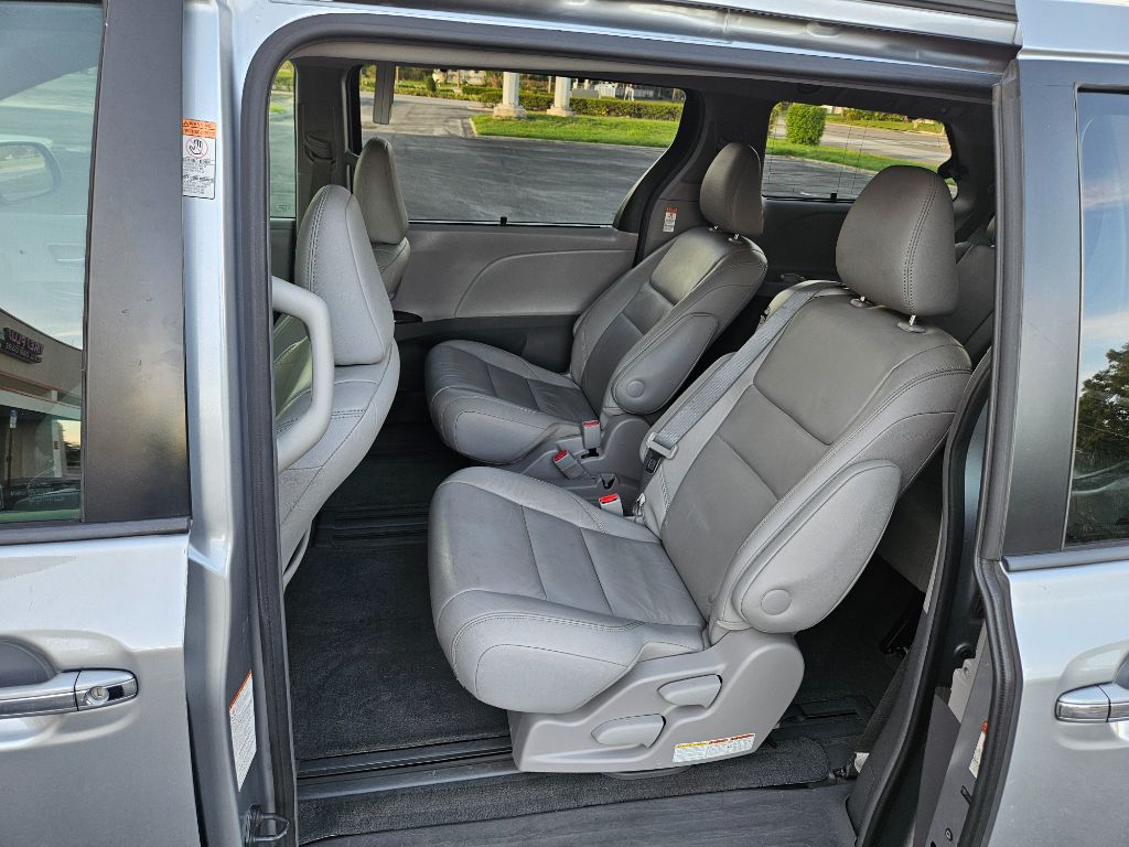 2015 Toyota Sienna - $10,600