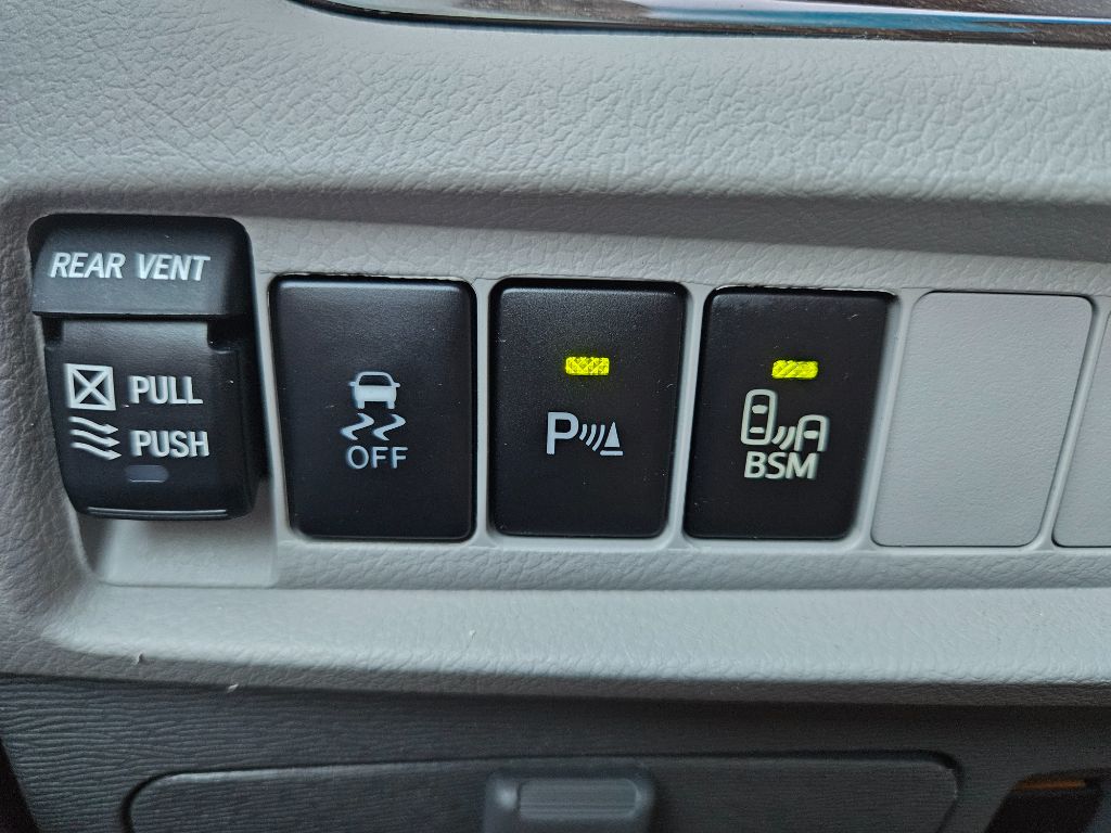 2015 Toyota Sienna - $10,600