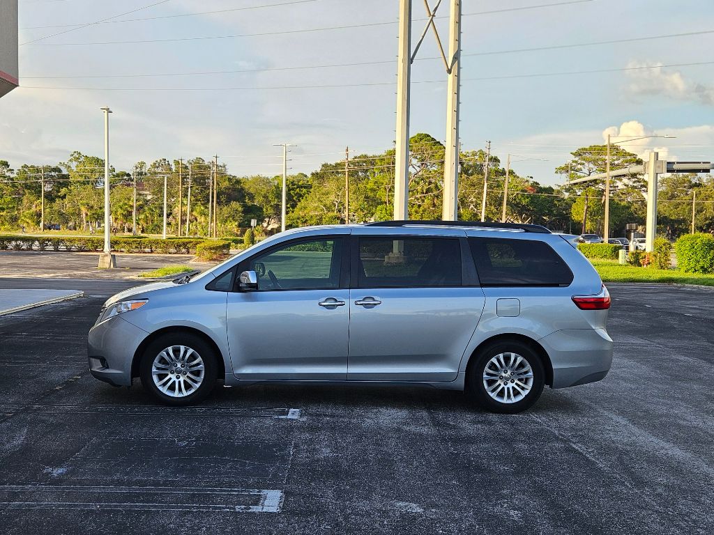 2015 Toyota Sienna - $10,600