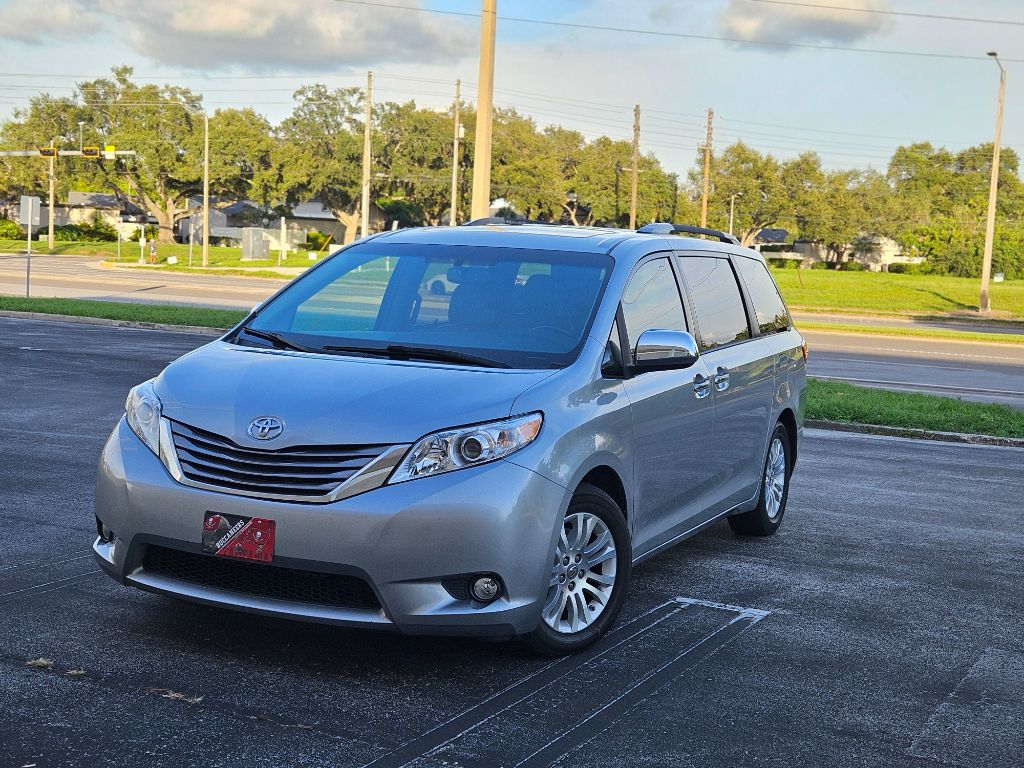 2015 Toyota Sienna - $10,600