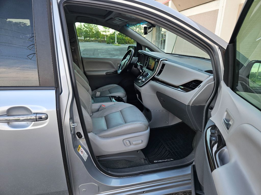 2015 Toyota Sienna - $10,600