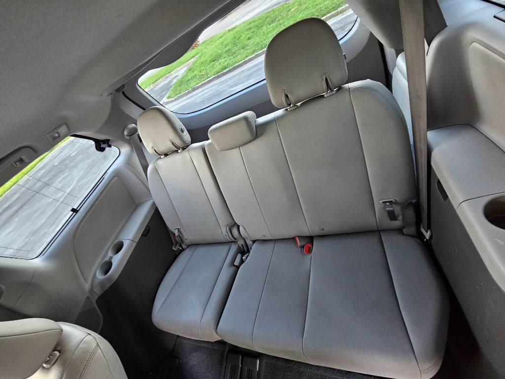 2015 Toyota Sienna - $10,600
