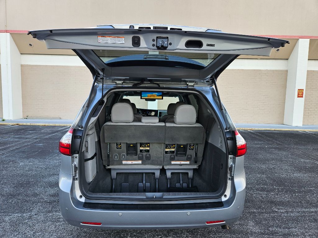 2015 Toyota Sienna - $10,600