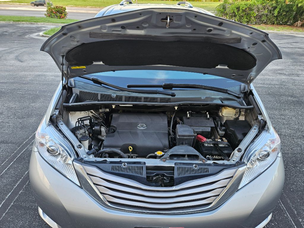 2015 Toyota Sienna - $10,600