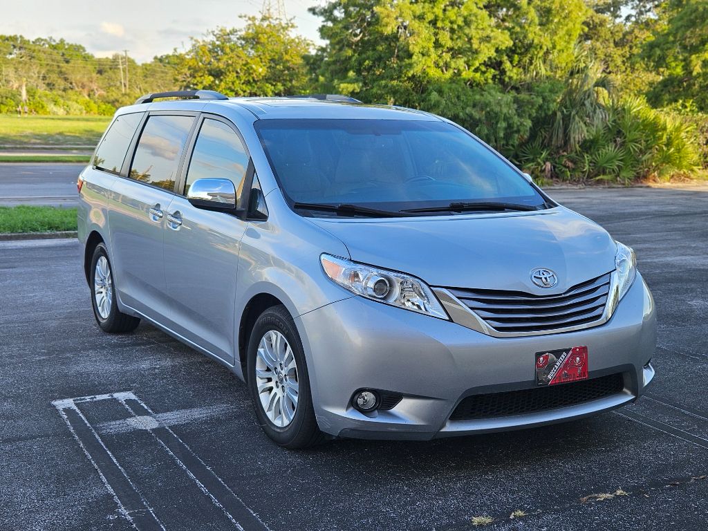 2015 Toyota Sienna - $10,600