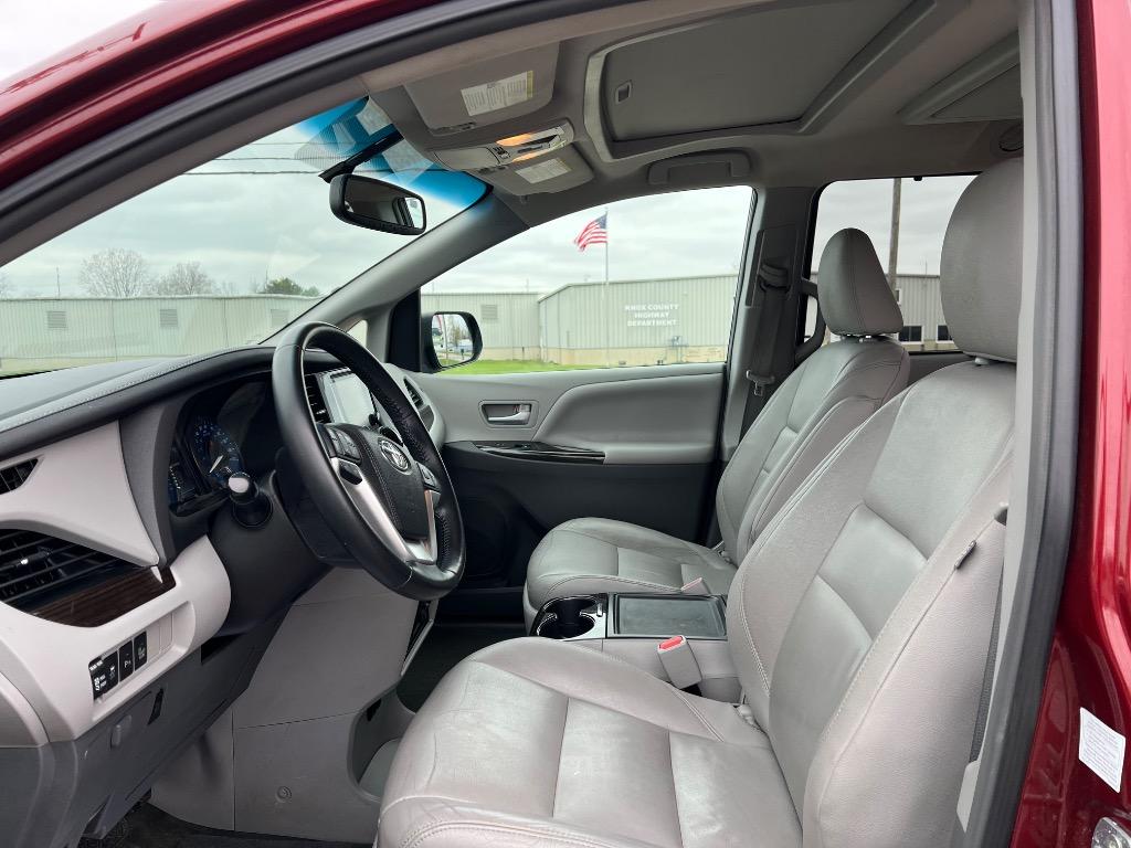 2015 Toyota Sienna XLE photo