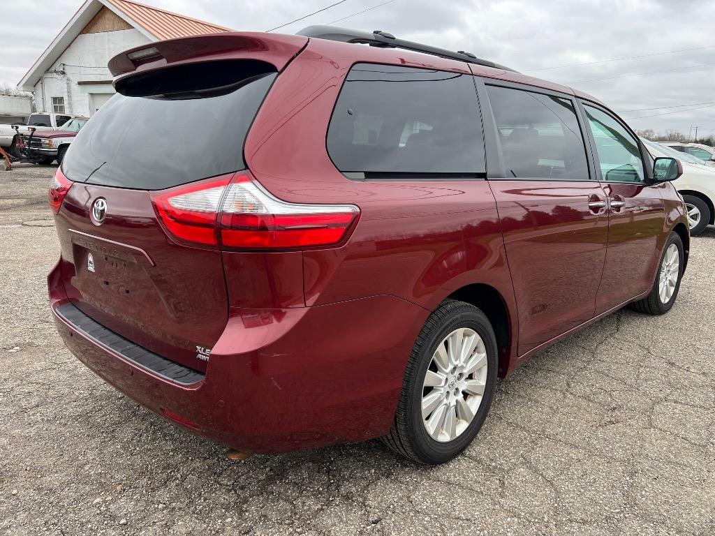 2015 Toyota Sienna XLE photo