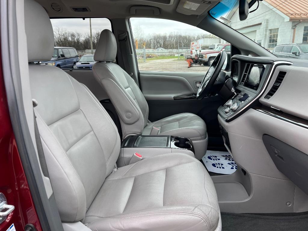 2015 Toyota Sienna XLE photo