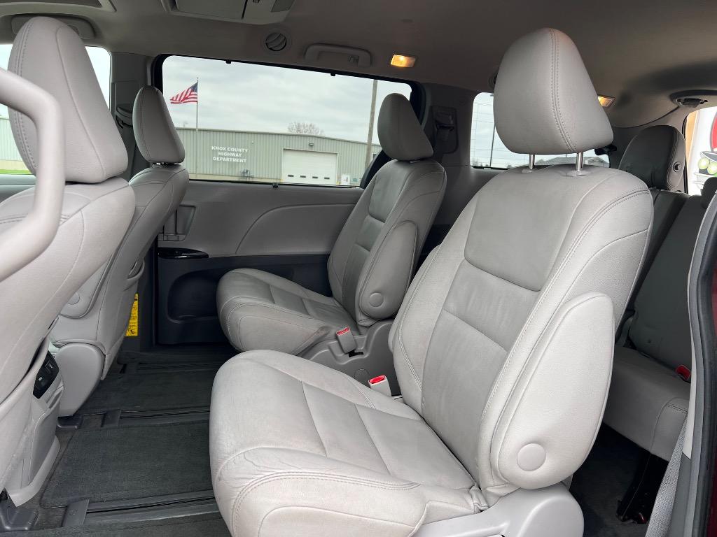 2015 Toyota Sienna XLE photo