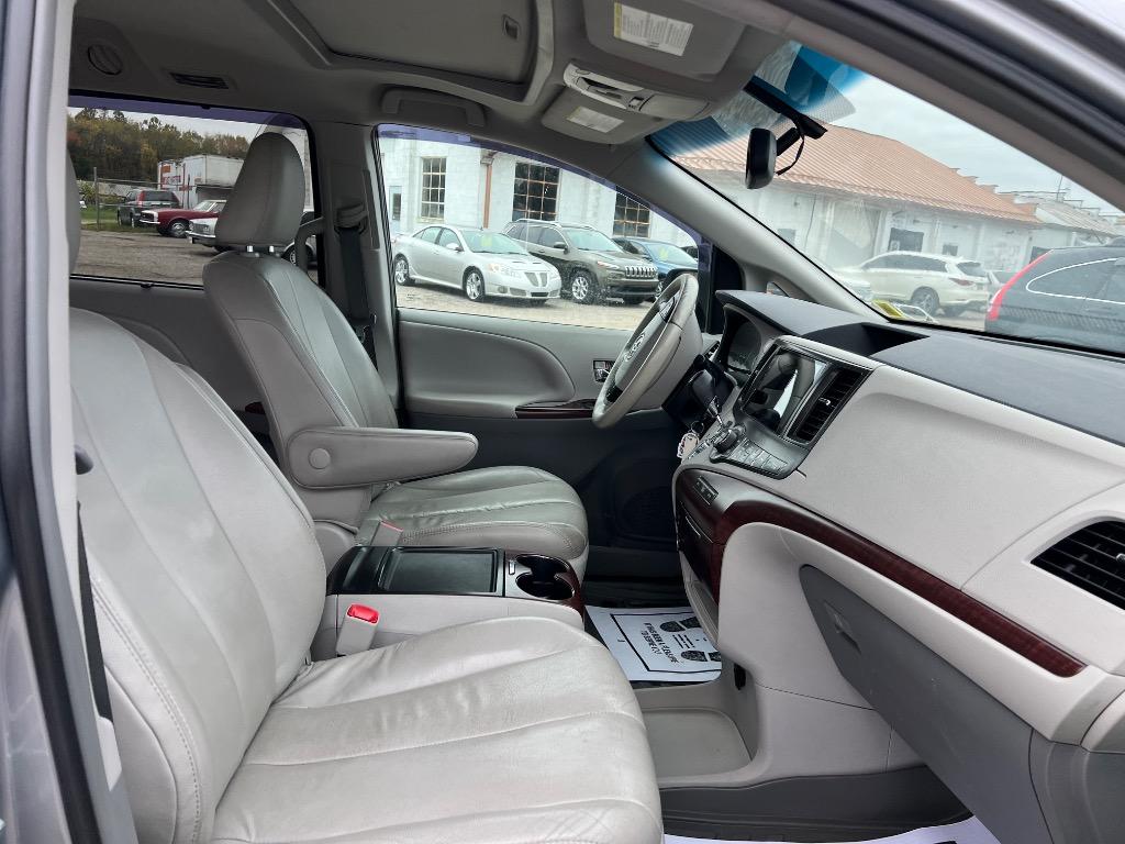 2014 Toyota Sienna - $16,102