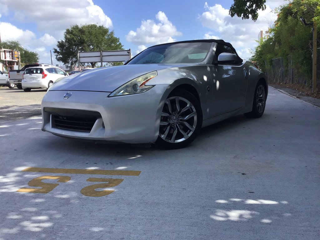 The 2011 Nissan 370Z Roadster photos