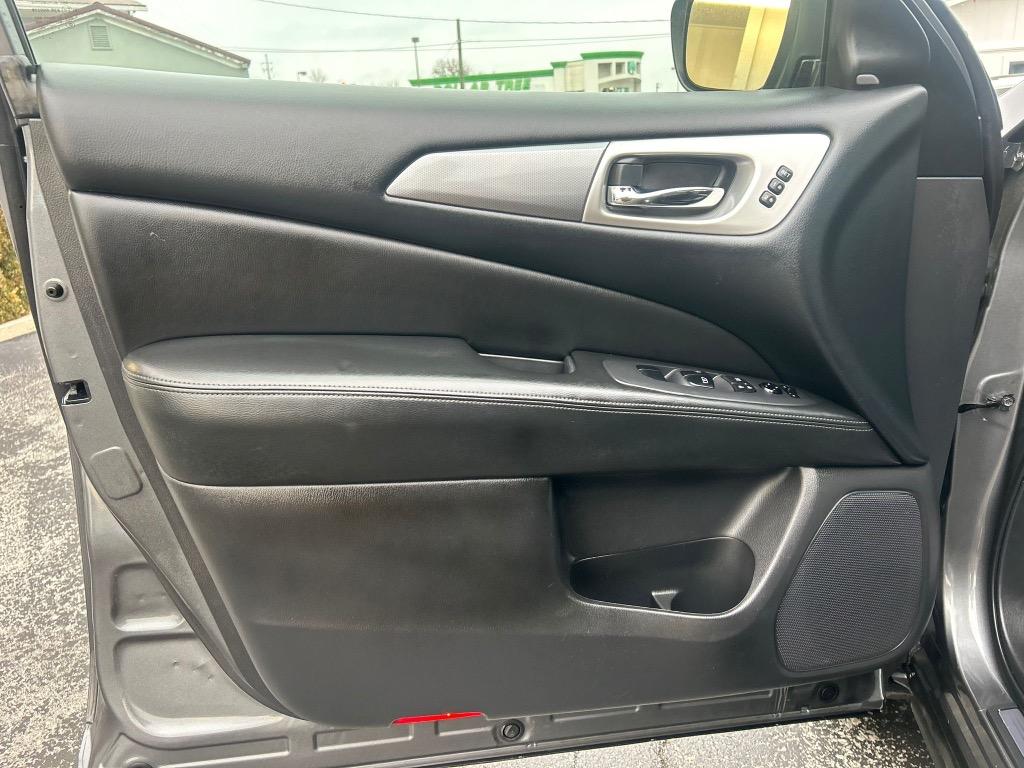 2018 Nissan Pathfinder SL photo