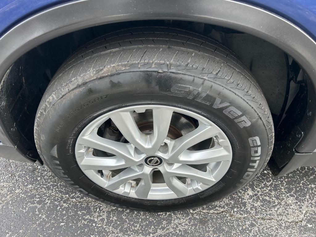 2017 Nissan Rogue SV photo