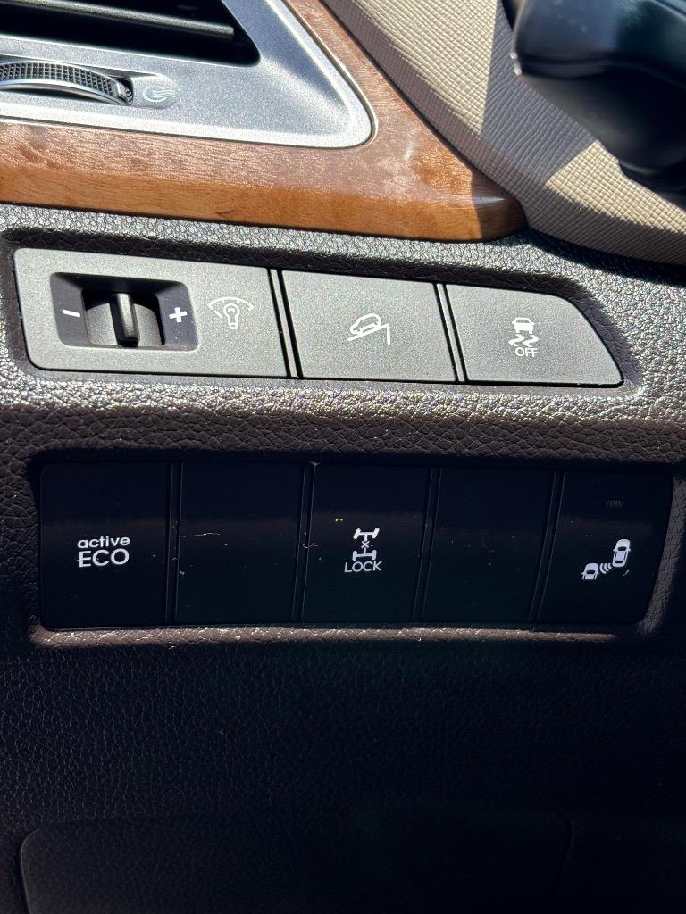 2014 Hyundai Santa Fe - $10,995