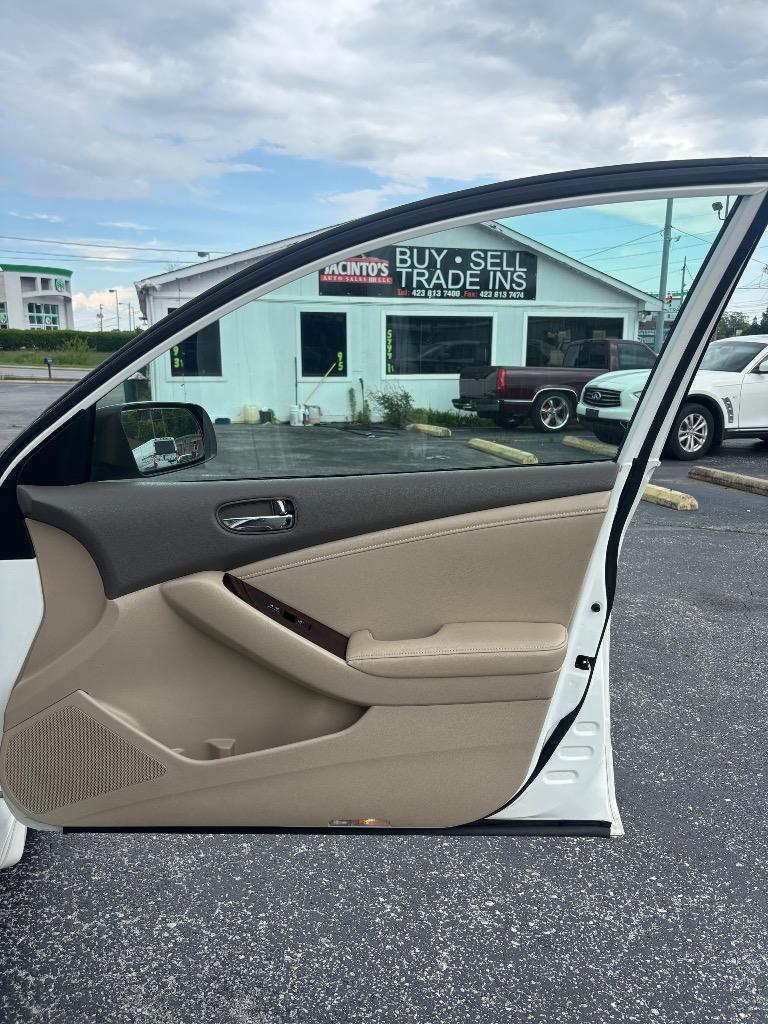2011 Nissan Altima - $7,995