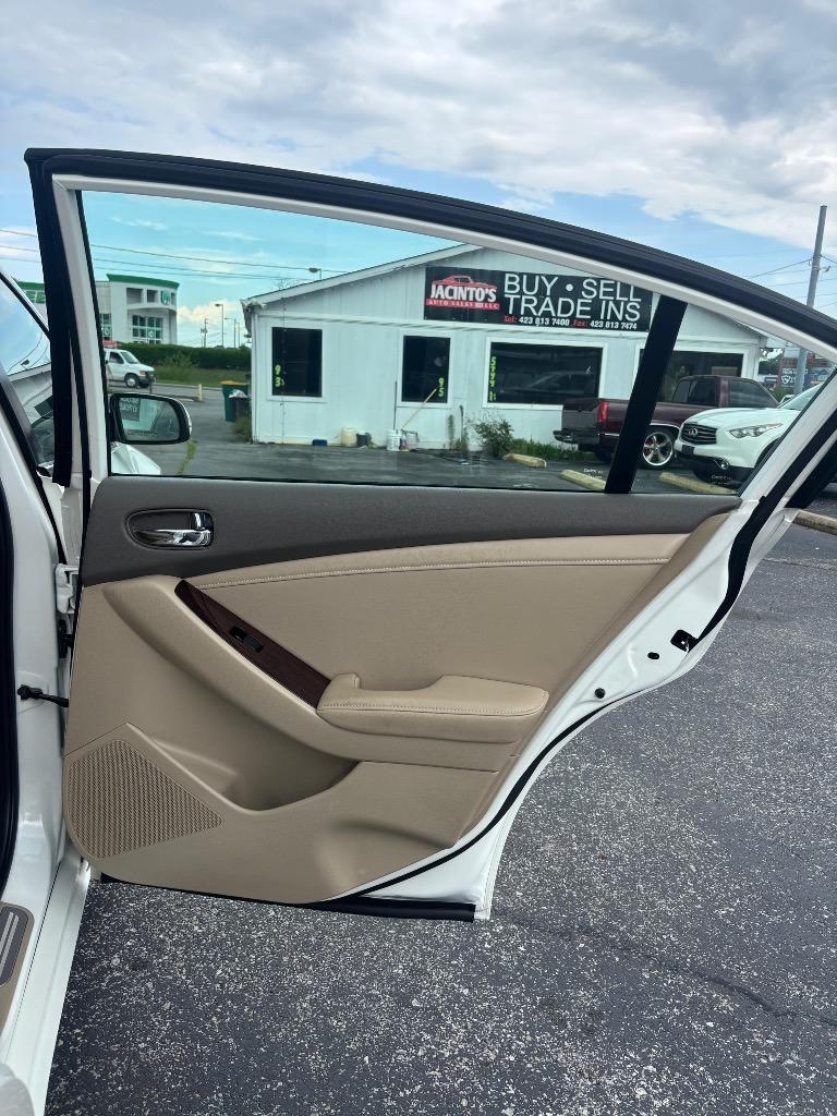 2011 Nissan Altima - $7,995