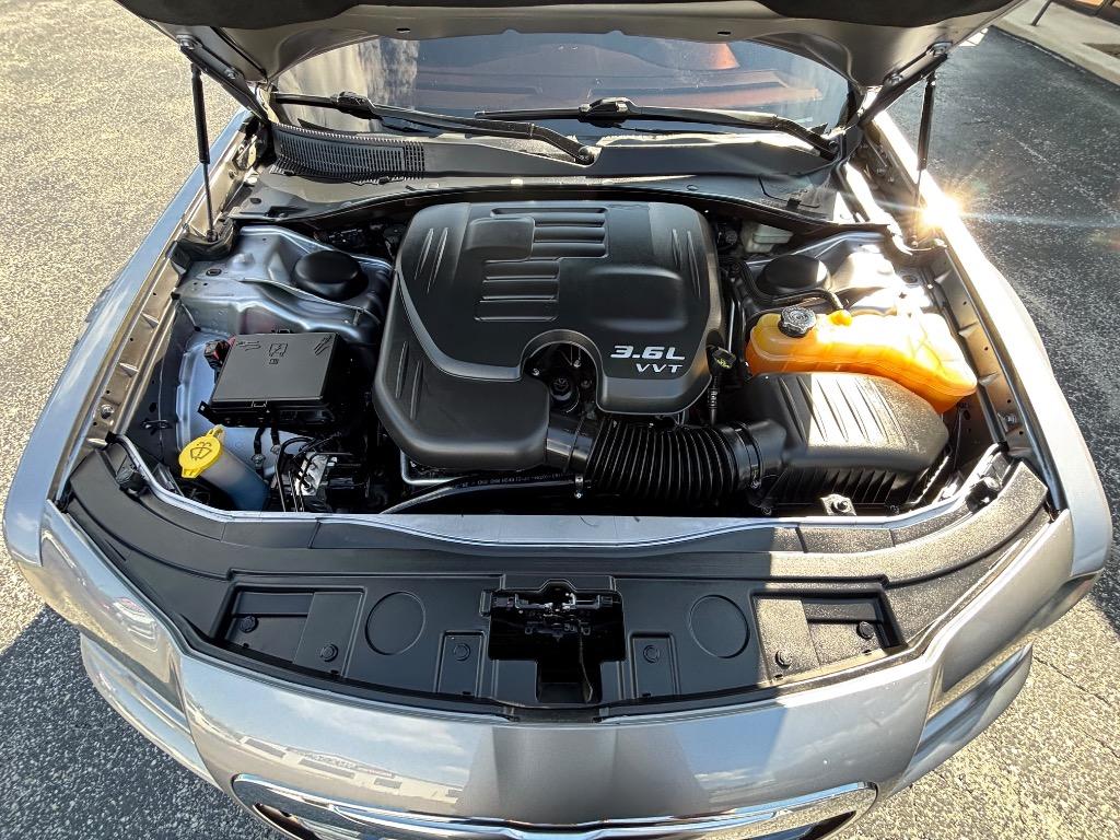 2013 Chrysler 300 #40