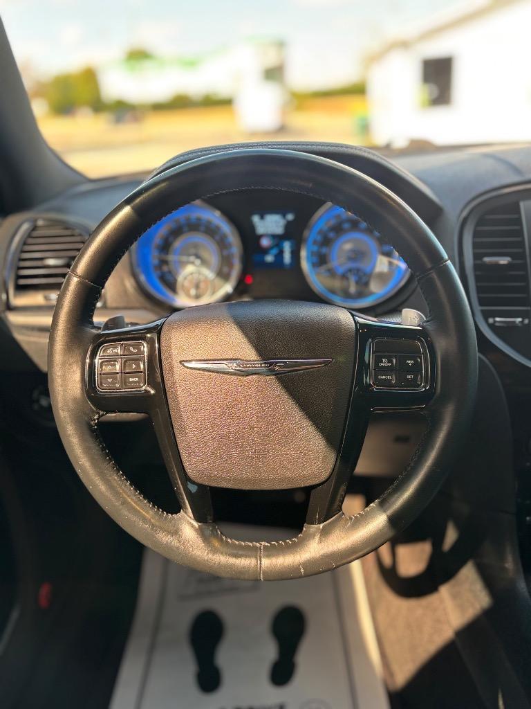 2013 Chrysler 300 #16