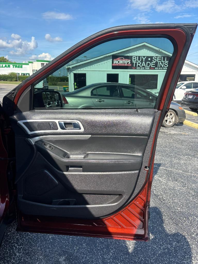 2015 Ford Explorer - $13,995