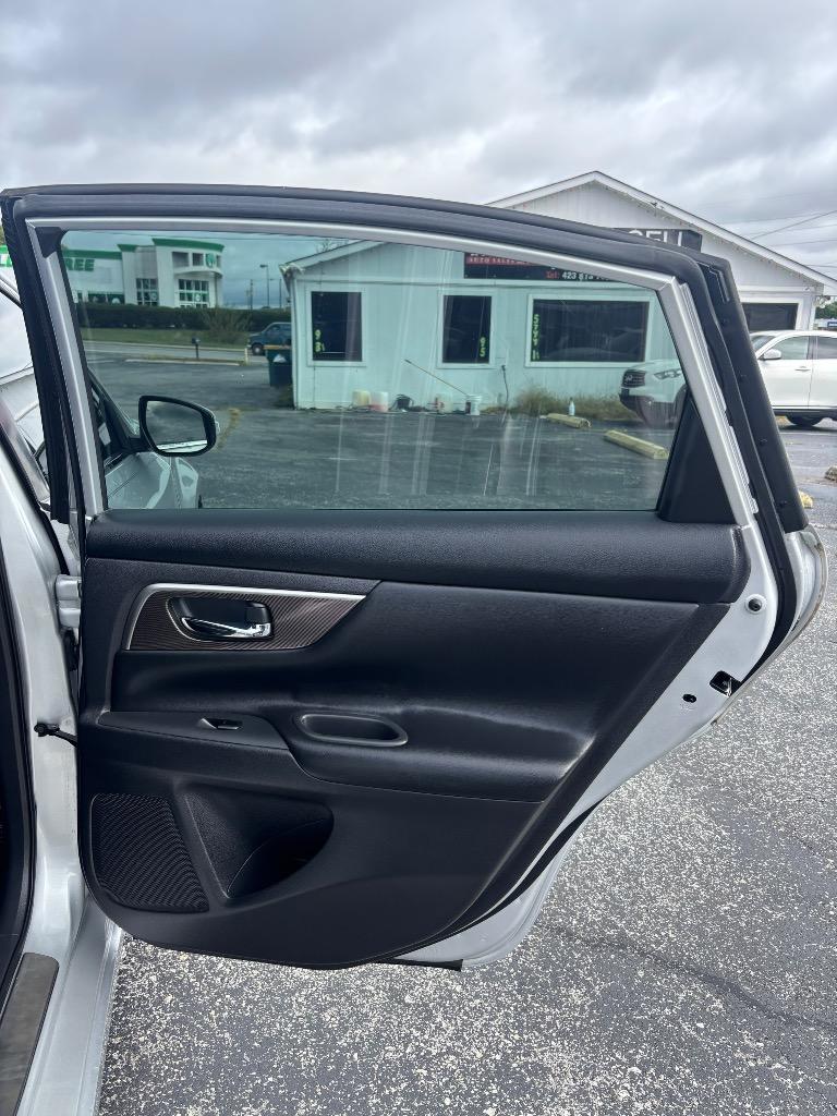 2015 Nissan Altima - $9,995