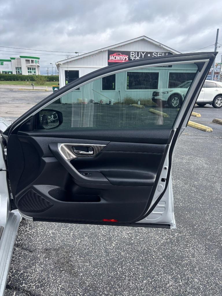 2015 Nissan Altima - $9,995