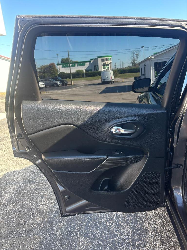 2016 Jeep Cherokee - $11,995