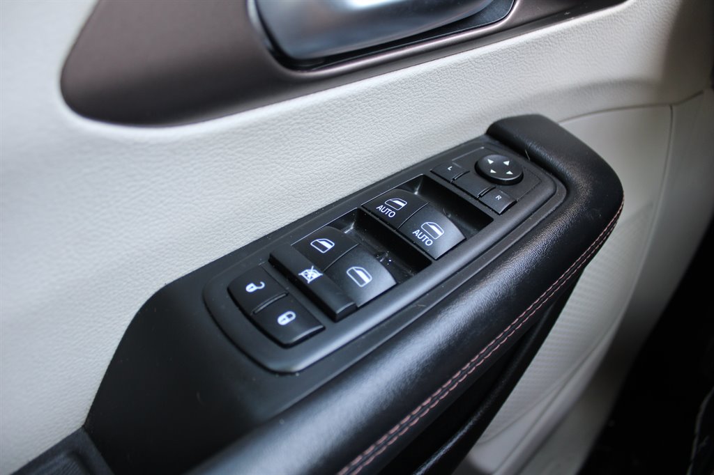 2019 Chrysler Pacifica L photo