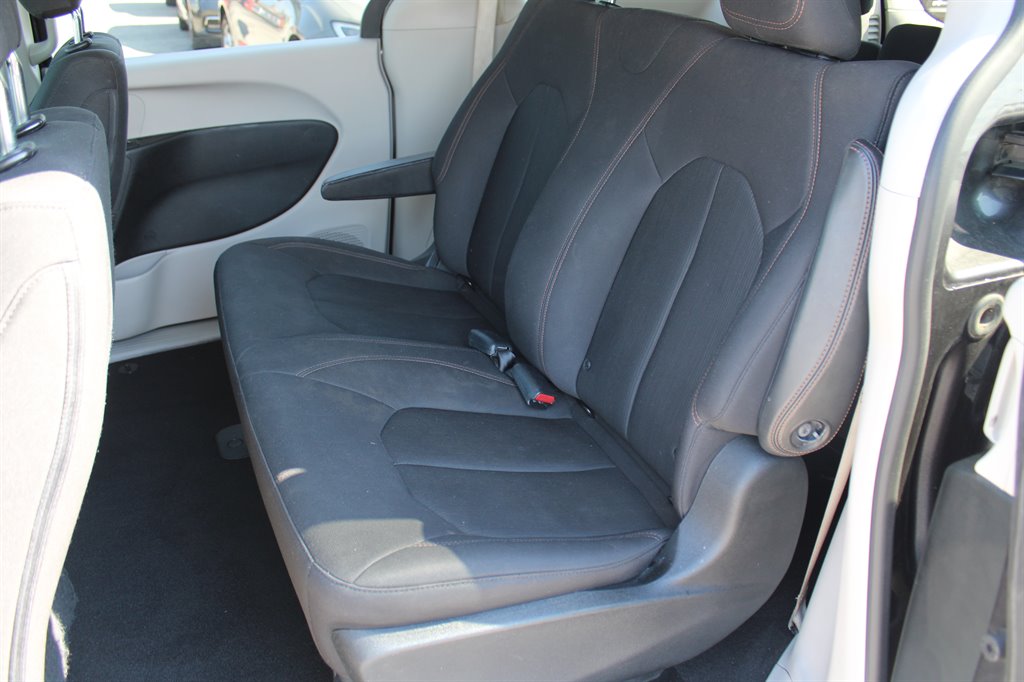 2019 Chrysler Pacifica L photo